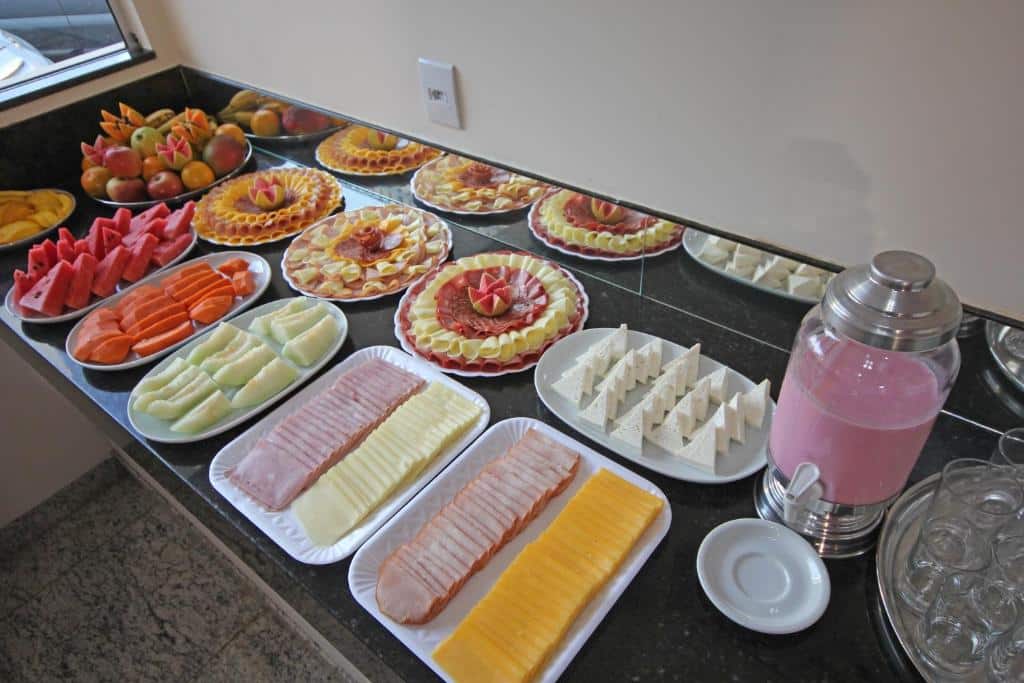 Mesa de café da manhã do Glória Hotel com frios, frutas, iogurtes e pãezinhos, para representar hotéis em Olímpia