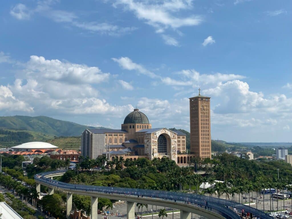 Vista da Basílica de Nossa Senhora Aparecida a partir de mirante após a passarela que vai até a chamada "igreja velha". A imagem ilustra o post sobre hotéis em Aparecida.