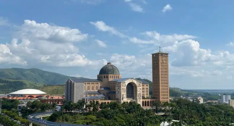 Vista da Basílica de Nossa Senhora Aparecida a partir de mirante após a passarela que vai até a chamada "igreja velha". A imagem ilustra o post sobre hotéis em Aparecida.