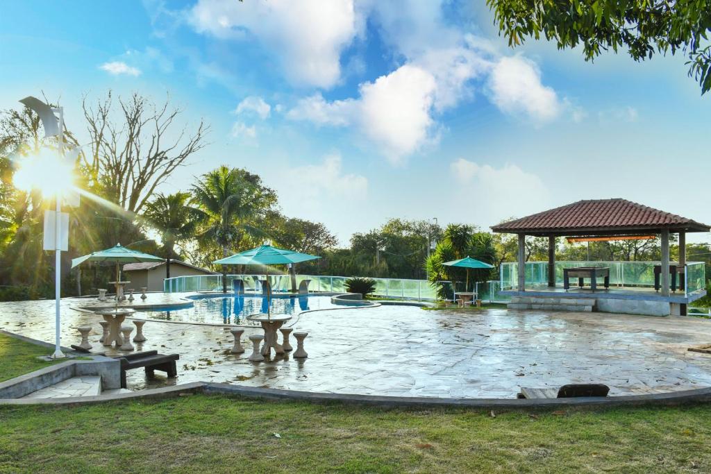 Área verde com piscina do Hotel Fazenda Haras