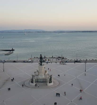 Praça do Comércio em Lisboa, um espaço amplo, com um monumento e de frente para o vasto rio Tejo, para representar hotéis perto da Praça do Comércio em Lisboa
