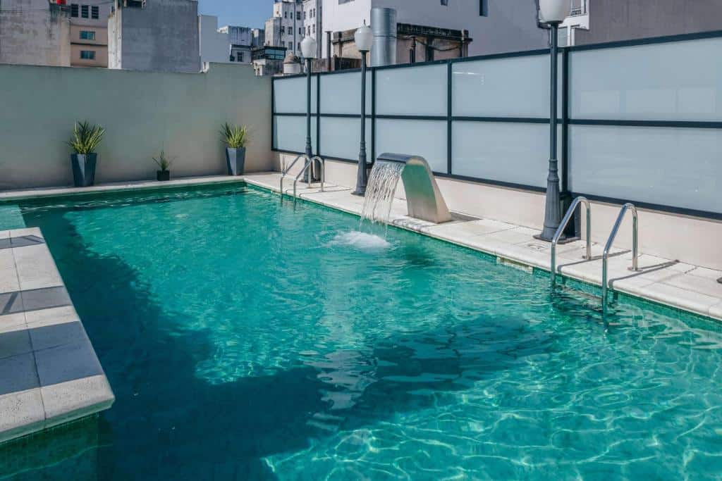 piscina retangular com mini cascata no terraço do Esplendor by Wyndham Buenos Aires Tango, um dos hotéis de luxo em Buenos Aires