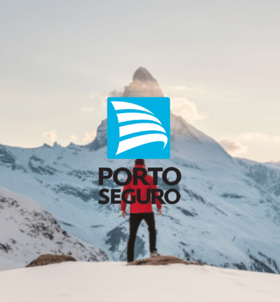 foto editada com uma pessoa de costas em frente a uma montanha totalmente nevada com o logo do Seguro viagem Porto Segura