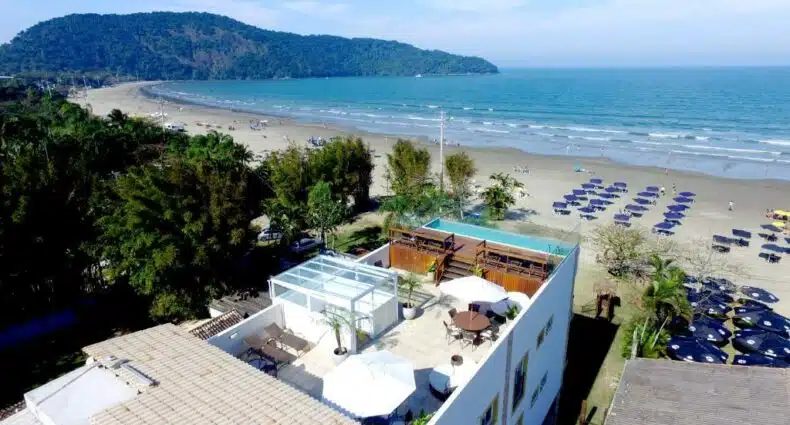 Imagem do deck superior da Pousada Conca di Mare em Riviera de São Lourenço com vista para a praia