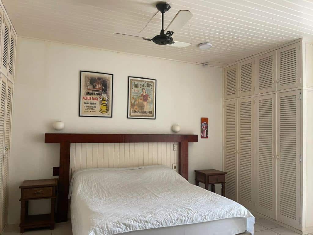 Quarto do Barequeçaba Praia Hotel  com cama de casal no centro do quarto com uma cômoda em cada lado da cama.