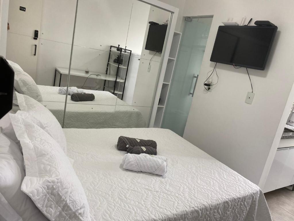 Quarto do Belakit com cama de casal do lado esquerdo da imagem. Representa airbnb em São João del Rei.