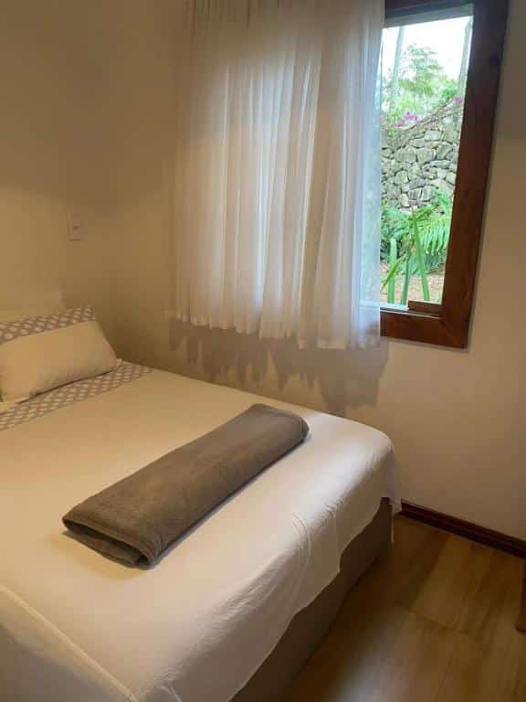 Quarto da Casa Completa com cama de casal do lado esquerdo da imagem. Representa airbnb em São João del Rei.
