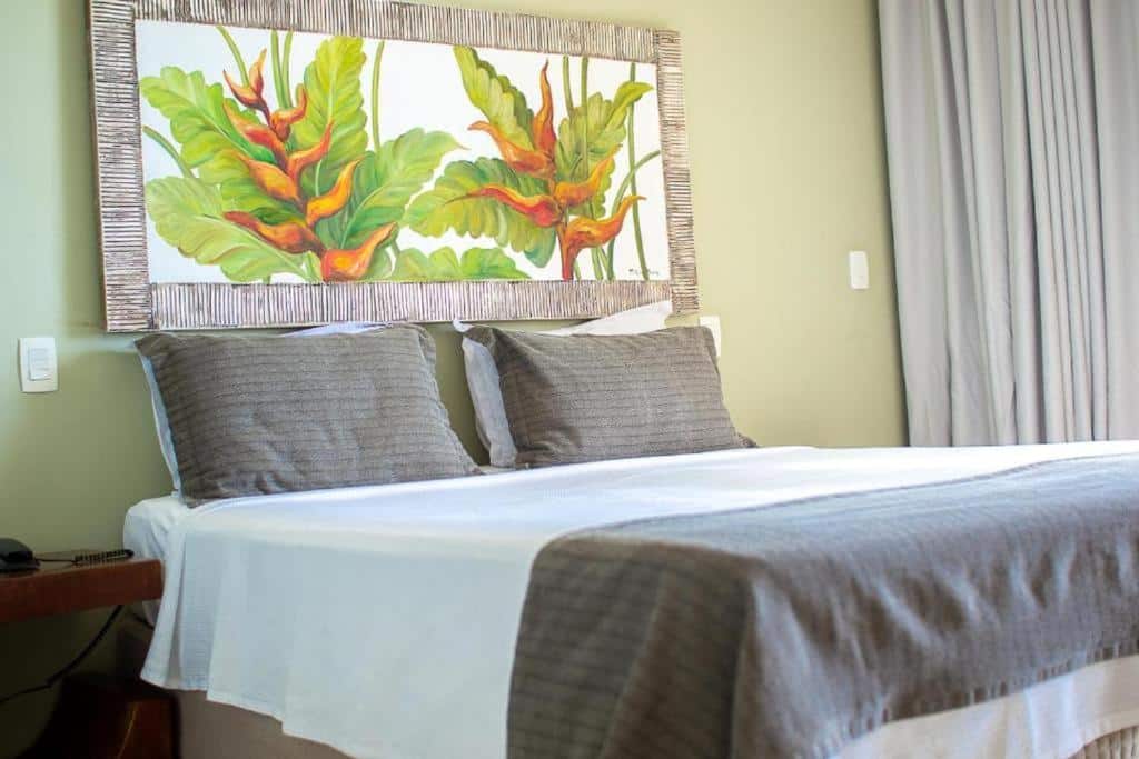 Quarto do Juquehy La Plage Hotel com cama de casal do lado esquerdo da imagem. Representa airbnb em São Sebastião.
