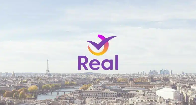 Cidade de Paris na França com uma vista aérea com destaque para a Torre Eiffel do lado esquerdo, com o logo da empresa Real Seguro Viagem em cima da imagem