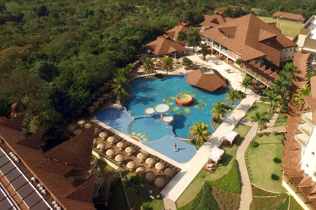 Foto aérea do Recanto Cataratas – Thermas, Resort e Convention. Mostra as piscinas do resort, as árvores e a estrutura do hotel em si.