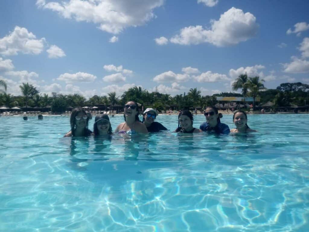 Algumas pessoas na frente em uma piscina no Rio Quente Resorts.