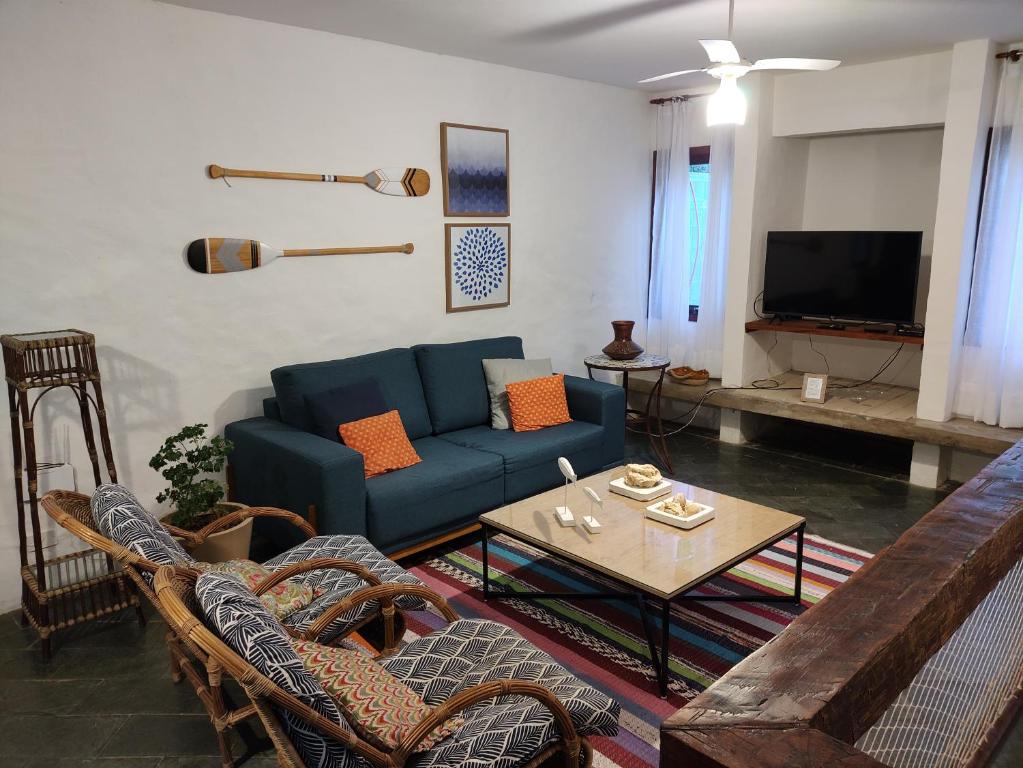 Sala de estar da Casa aconchegante em Guaeca – 8 pessoas com duas poltronas do canto esquerdo da imagem do lado esquerdo da poltrona um sofá e uma mesa quadrada no centro.