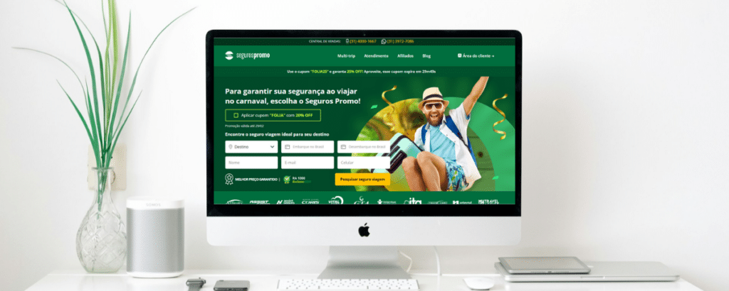 Um compatudor sob uma mesa branca com o site da Seguros Promo aberto nele