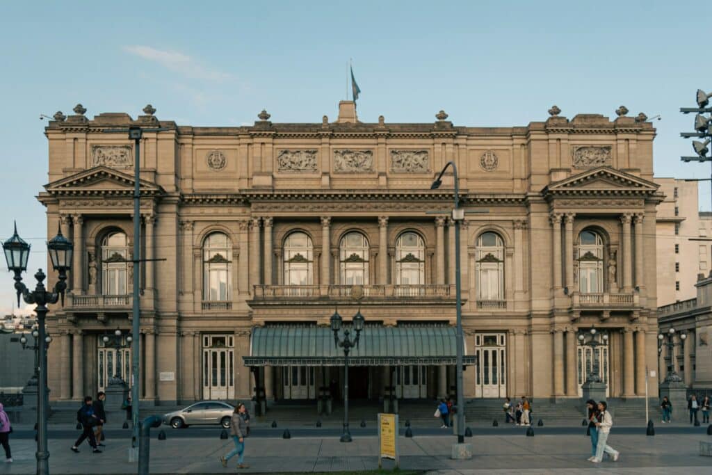 fachada do Teatro Cólon em Buenos Aires, um prédio histórico muito bem decorado
