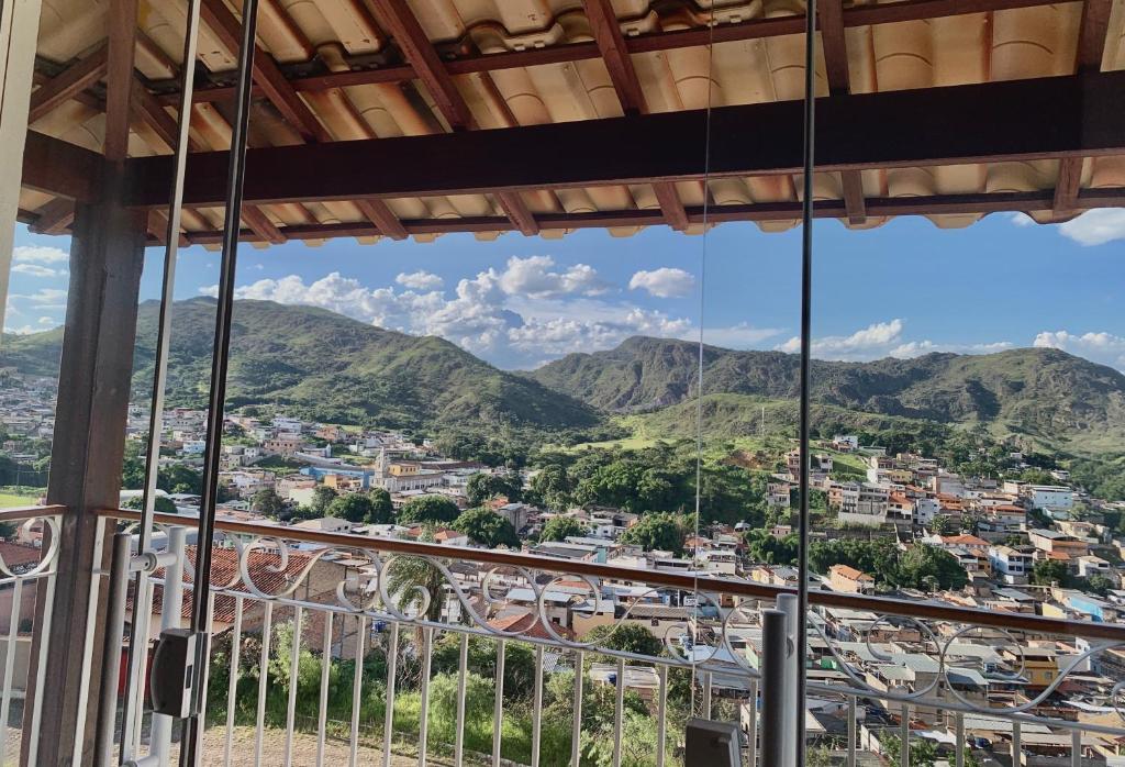 Imagem da varada do Loft Sopro da Serra durante o dia com vista para a cidade de São João del Rei.