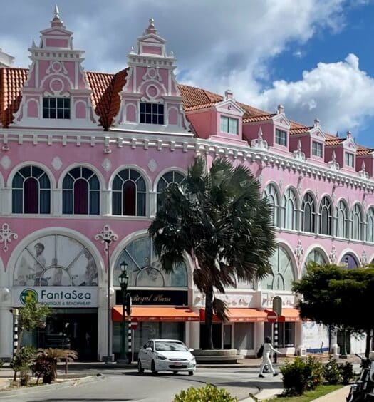 fachada em um prédio histórico ao estilo holandês em tons de rosa pastel do Royal Plaza Mall, um dos lugares onde fazer compras em Aruba