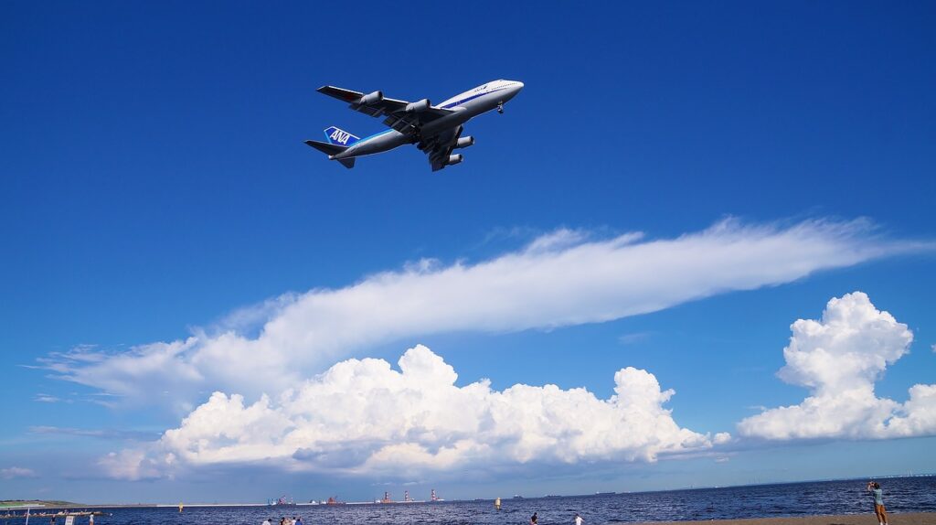 Imagem de um avião decolando, passando em cima do mar, para ilustrar post sobre como chegar em Aruba.