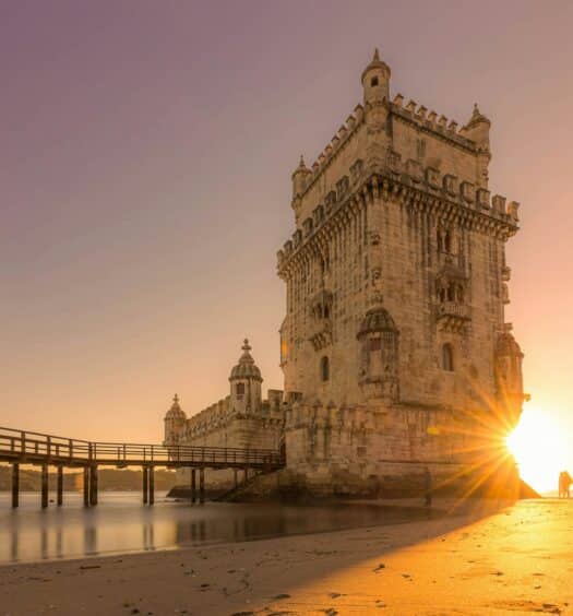 Torre de Belém em Lisboa, uma construção história que se encontra no mar do rio Tejo e é ligada com a superfície por um ponte, o local possui uma torre única e algumas janelas, para representar hotéis perto da Torre de Belém em Lisboa