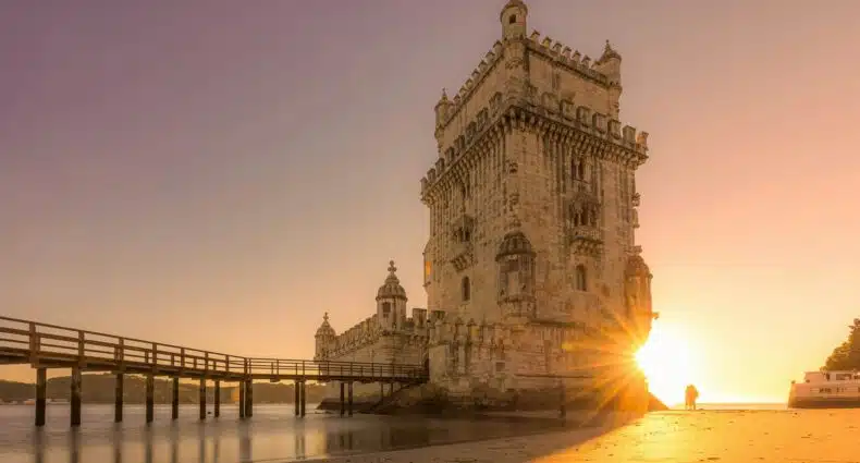 Torre de Belém em Lisboa, uma construção história que se encontra no mar do rio Tejo e é ligada com a superfície por um ponte, o local possui uma torre única e algumas janelas, para representar hotéis perto da Torre de Belém em Lisboa