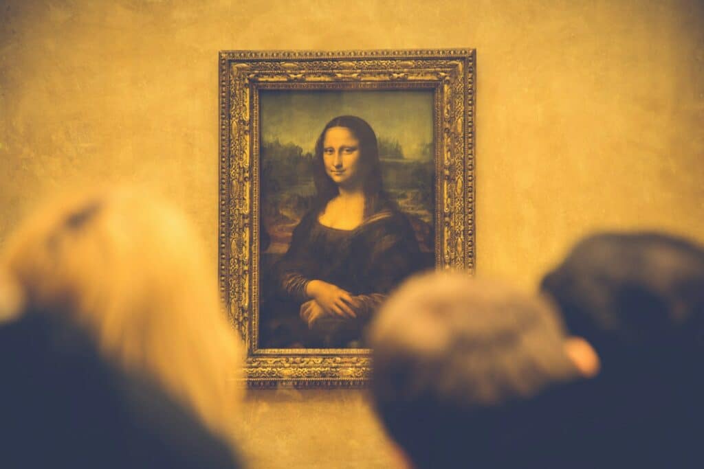 Pessoas olhando para o quadro de Mona Lisa no Louvre. - Foto: Eric TERRADE via Unsplash