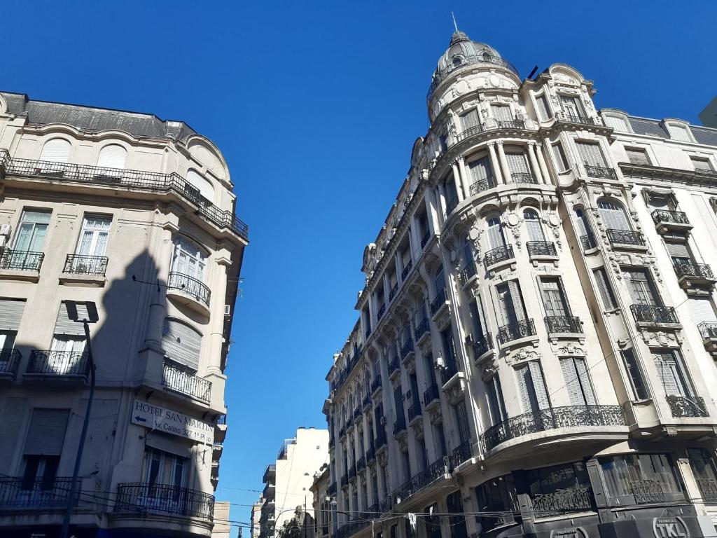 fachada em estilo clássico e bem elaborada do Hotel Chemin, um dos hotéis 3 estrelas em Buenos Aires