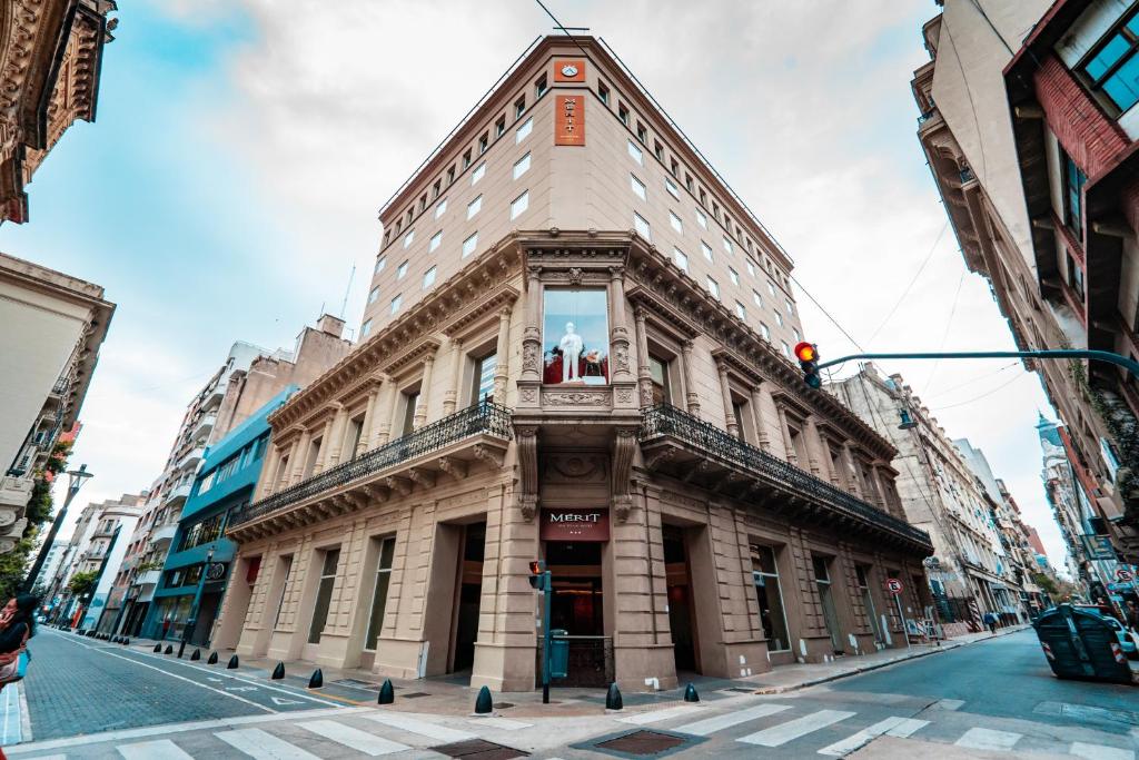 fachada em estilo clássico em uma esquina no Mérit San Telmo, um dos hotéis 3 estrelas em Buenos Aires