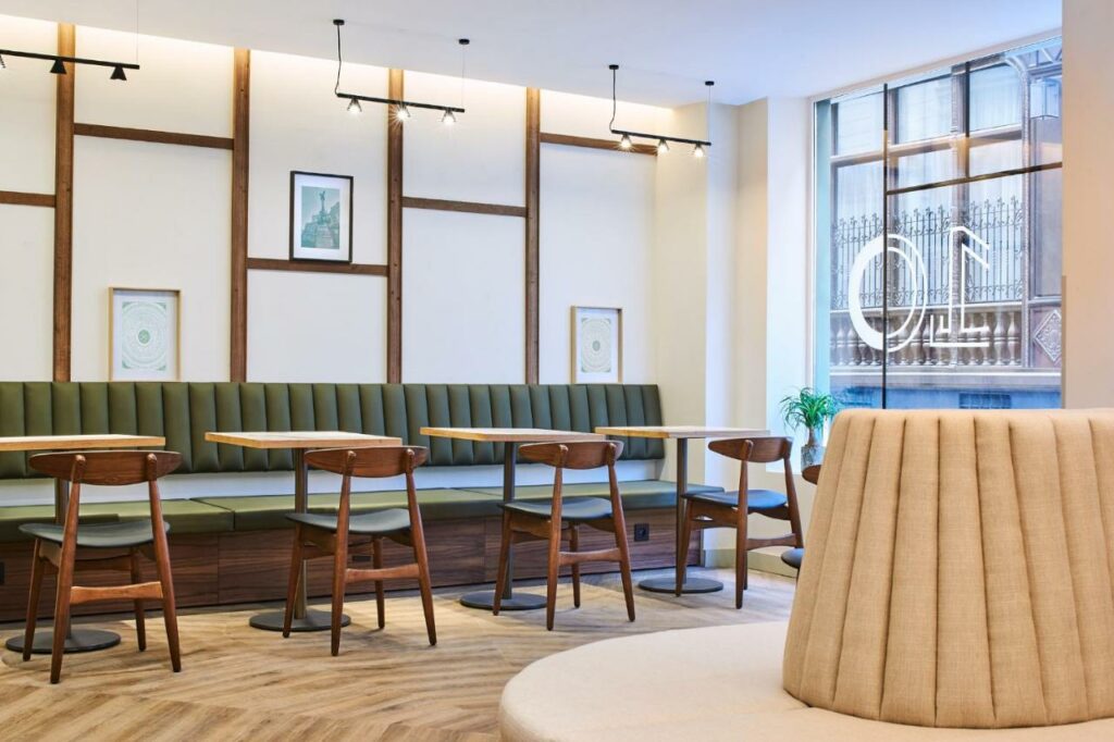 Salão de refeições do Hotel 10 Opéra by HappyCulture com mesas com sofás e cadeiras.