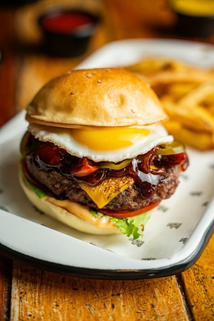 hamburguer no restaurante Papacho's em Cusco, com carne e ovo e batatas fritas