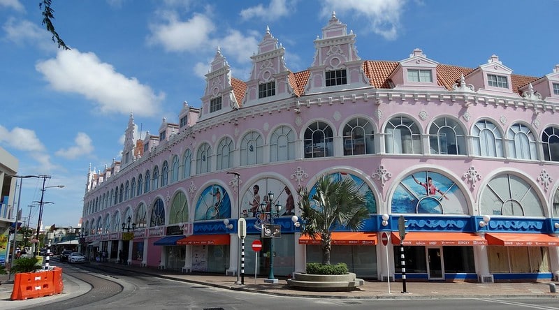 Imagem do centro de Oranjestad durante o dia com um prédio do lado direito da imagem. Representa Aruba.