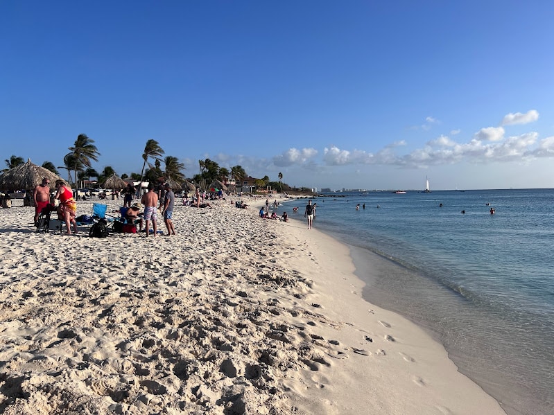 Imagem do Arashi Beach durante o dia com faixa de areia do lado esquerdo da imagem e do lado direito o mar. Imagem para ilustrar post sobre eSIM Aruba.