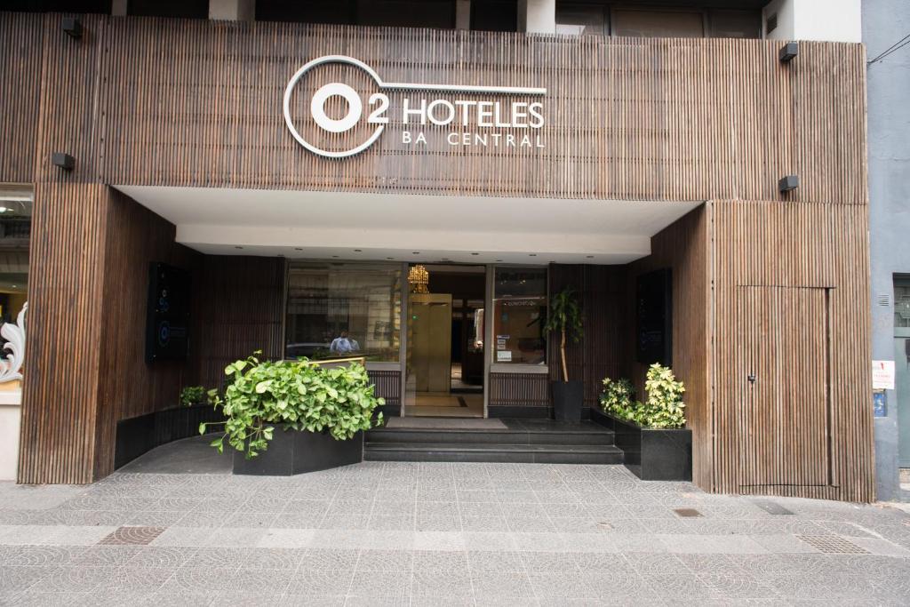 fachada moderna com plantinhas na frente no O2 Hotel Buenos Aires, um dos hotéis 3 estrelas em Buenos Aires