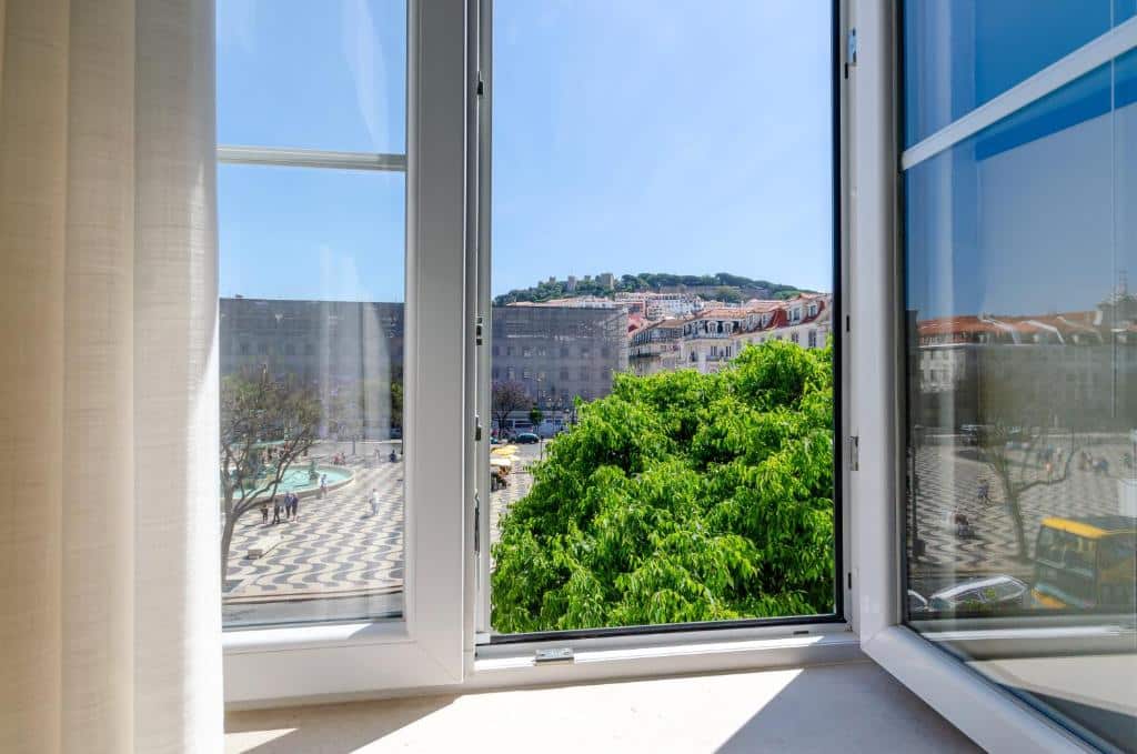 Janela de um dos quartos do Nicola Rossio Hotel com vista para a Praça do Rossio em Lisboa