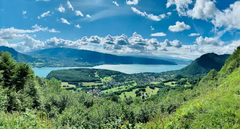 Annecy, na França, em área alta com vista para o Lago de Annecy