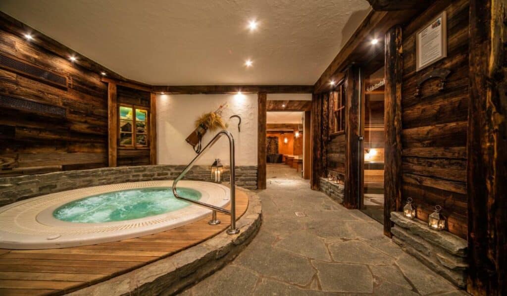 Banheira de hidromassagem na cobertura do Hotel Bellerive com a banheira do lado esquerdo da imagem.