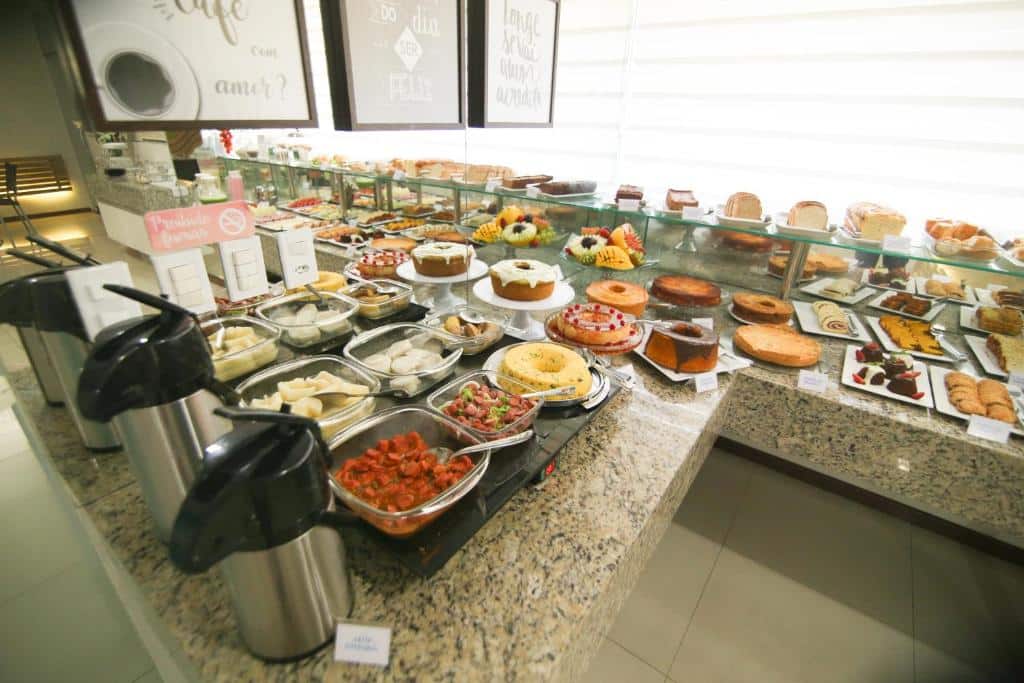 Buffet de café da manhã com bolos, ppães frutas e café da Pousada Capital das Águas