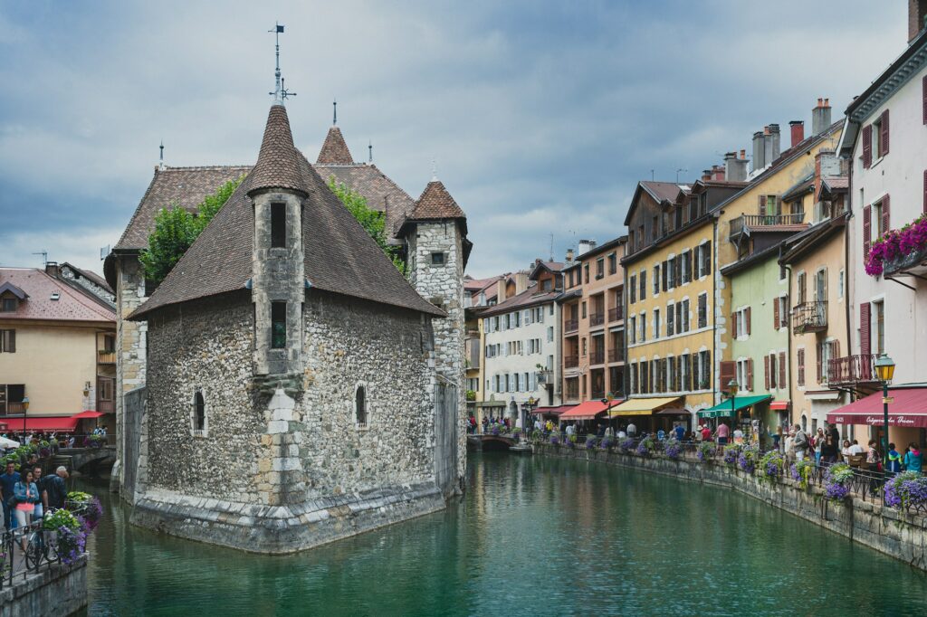 O Palácio de l'Isle, que figura entre os pontos mais icônicos de Annecy, uma das cidades mais charmosas da Europa, rodeado por água dos canais do local e por casas coloridas com restaurantes no térreo