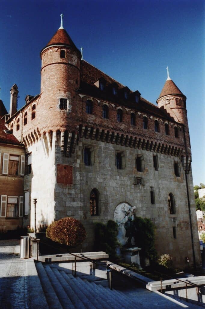 Imagem do Château Saint-Maire durante o dia com uma escadaria a frente do lado direito da imagem ao fundo o castelo.