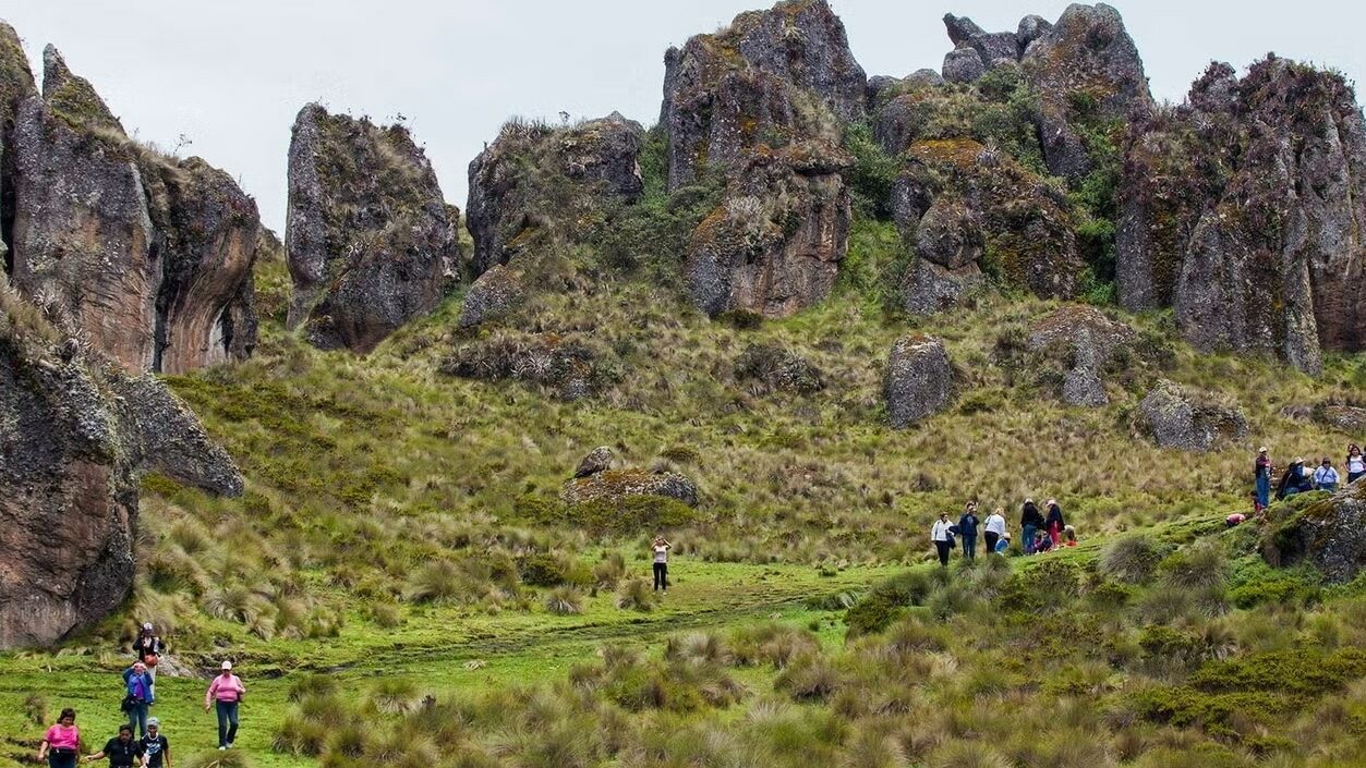 Frailones Cumbemayo, no Peru. Na imagem há uma floresta com montanhas de pedras em diferentes alturas e pessoas andando no meio. Foto: Civitatis