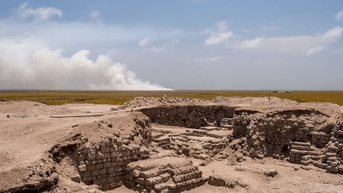 Campo amplo, com esculturas de terra e bastante gramado atrás. Representa o que fazer no Peru