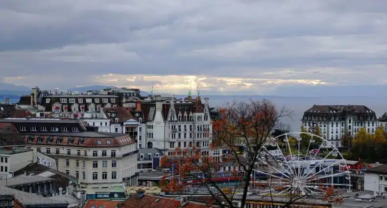Imagem da cidade de Lausanne, durante o dia com prédios compondo o cenário. Representa o que fazer em Lausanne.