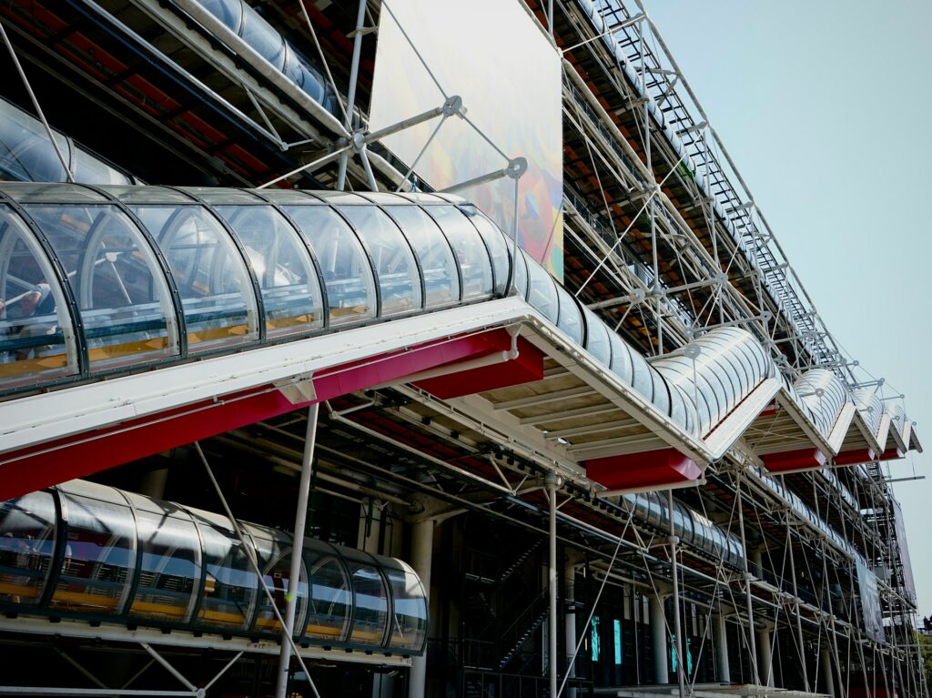 Escadas rolantes coloridas na fachada do Centro Pompidou, uma das opções de o que fazer em Paris.