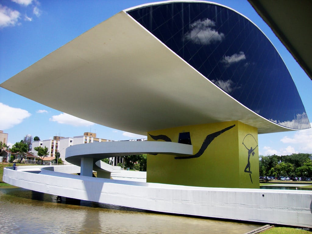 Imagem de uma escultura do Museu Oscar Niemeyer. Com o caminho em cima do rio.