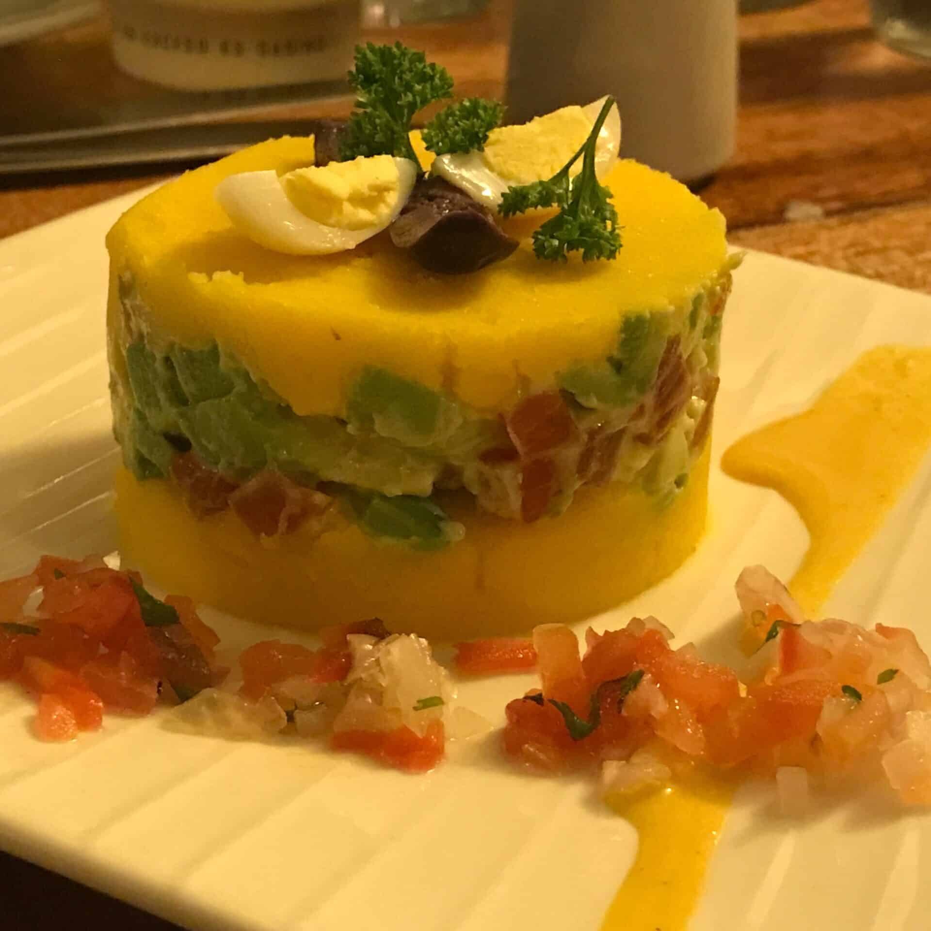 Foto do Causo Andino, prato com ovos, tomates picados, e outros ingredientes peruanos do Restaurante Inka Grill