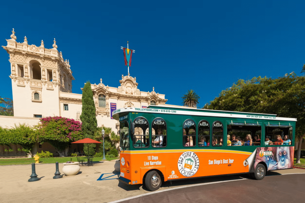 Um ônibus de turismo passando por uma atração de San Diego.