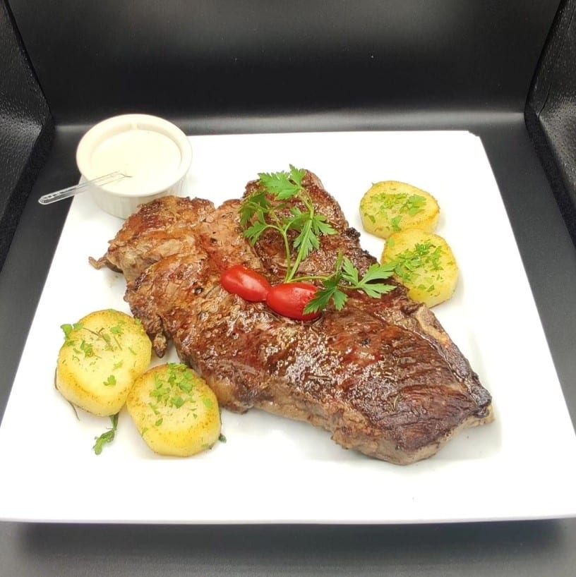 Carne com batatas no Bistrô Bon Appetit, um dos restaurantes da Serra do Cipó.