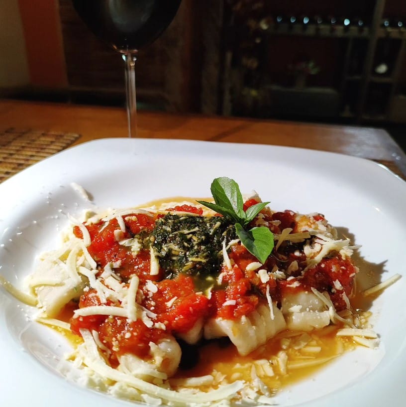 Prato de nhoque com molho e queijo no Bistrô Bon Appetit, um dos restaurantes da Serra do Cipó.
