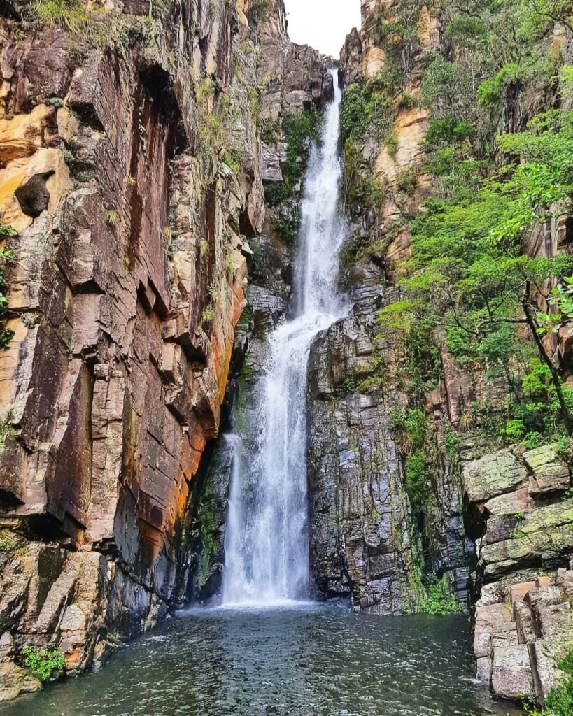 Cachoeira Véu de Noiva desaguando no rio abaixo.