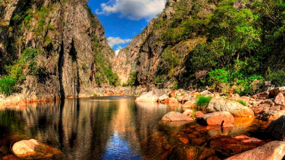 Pedras e árvores entre montanhas no Cânion das Bandeirinhas.