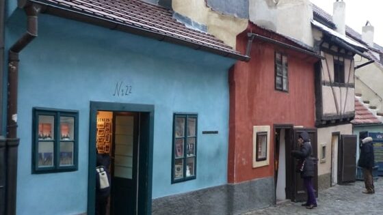 Casa de Franz Kafka na Golden Lane durante o dia. Representa o que fazer em Praga.