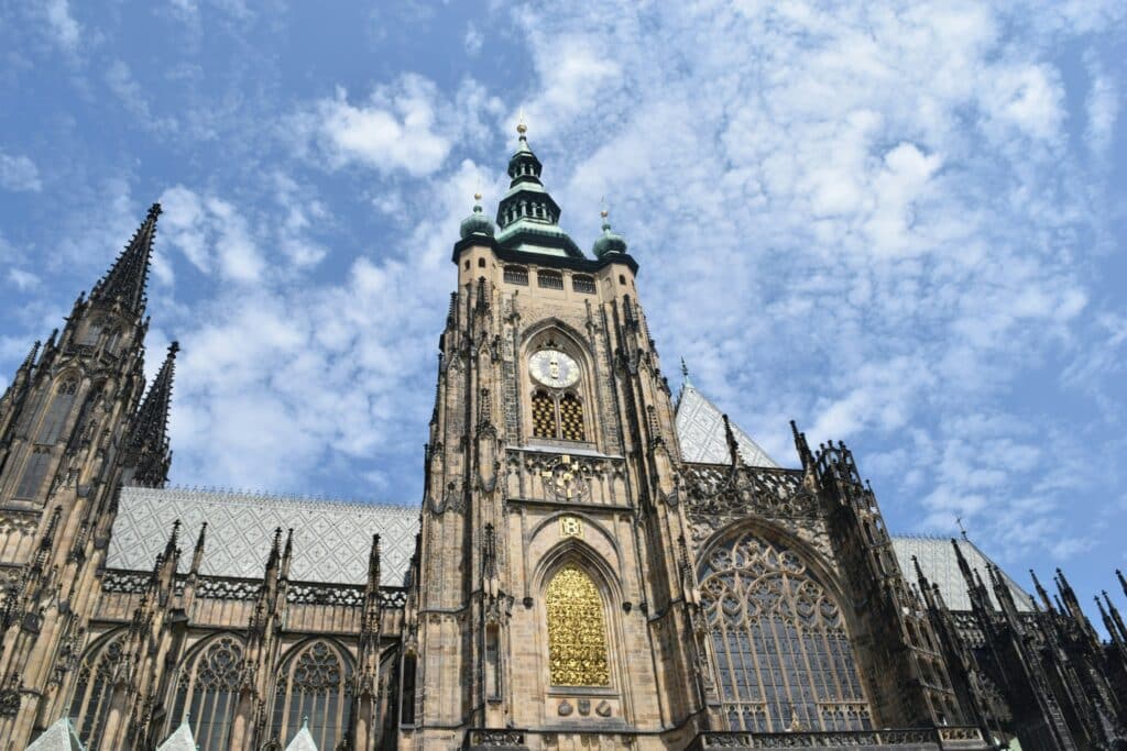 Imagem durante o dia da Catedral São Vito com a igreja no centro da imagem. Representa o que fazer em Praga.